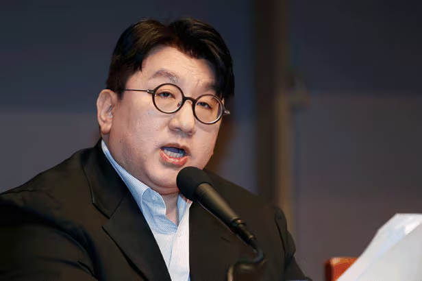 pannchoa's tweet photo. Chairman Bang Sihyuk says it's "hard to answer" when asked if he avoided greeting NewJeans
https://t.co/AMSRaBRmcg https://t.co/s2Xe8ni4VR