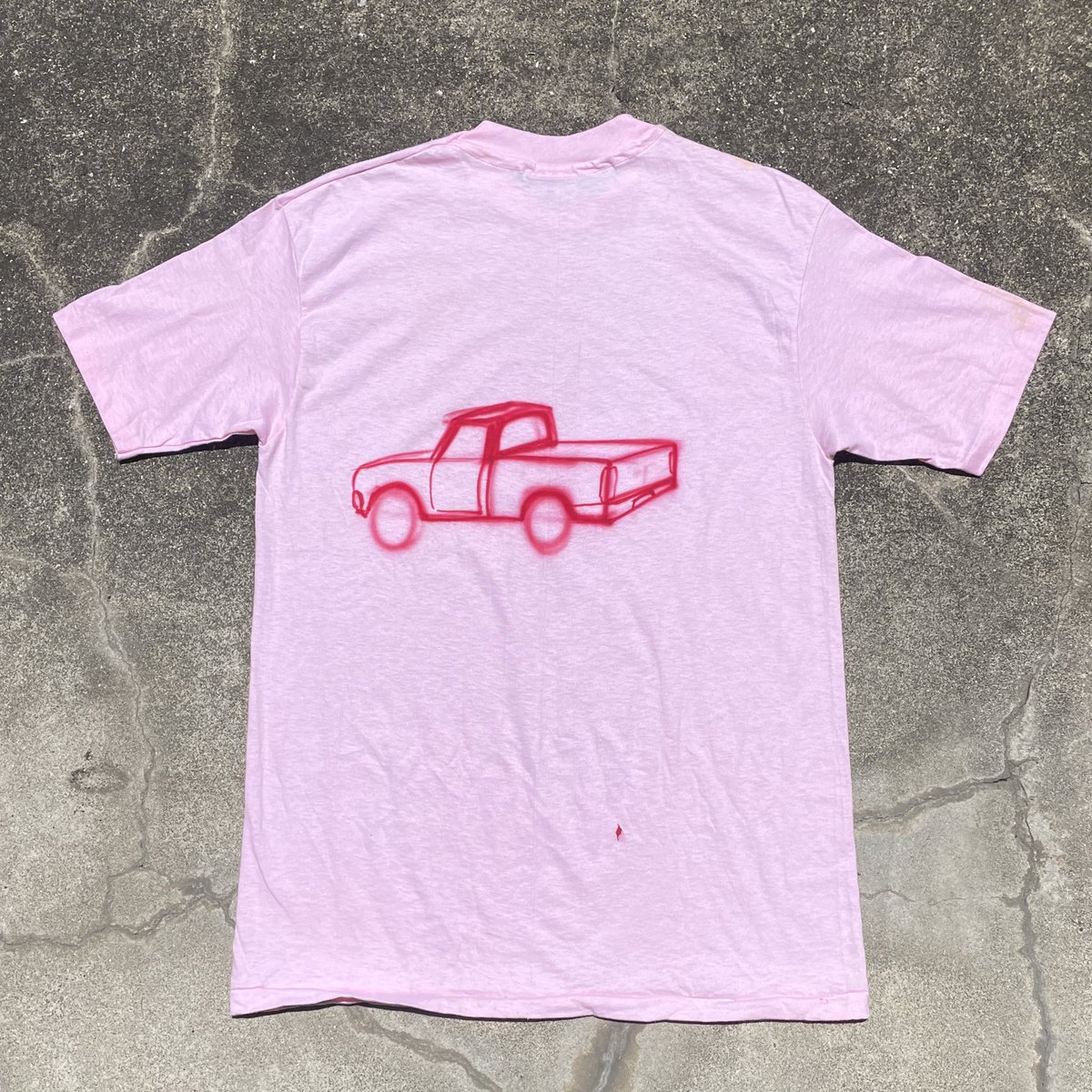80s Hanes BEEFY-T
“Graffiti of Pickup Truck” T-Shirt

これは相当可愛らしい。無地のTシャツ、その背中にピックアップトラックの絵（スプレーで描いたのかな）をあしらってる。タイヤがぼやけていて素敵。想像よりもシルエットが縦長だったから、裾をタックインして着たい。