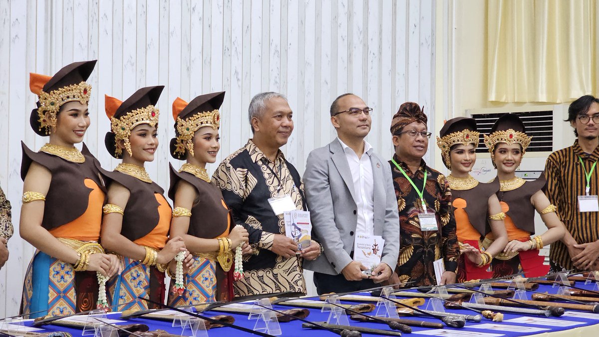 09 Mei 2024
Menghadiri International Symposium on Keris Culture Universitas Thaksin
#sahabatkemlu #inidiplomasi #rintiskemajuan #krisongkhla #kemlu_ri #indonesiathailand #SahabatKemlu #indonesiamaju #อินโดนีเซียสงขลา #indonesiauntukdunia #indonesiainsongkhla #IniDiplomasi…