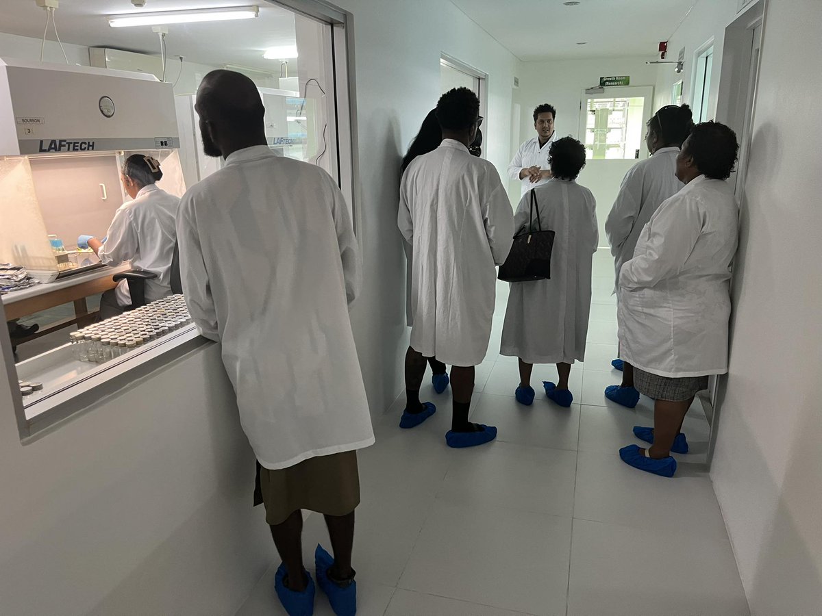 #HappeningNow | 🌀 Shoe covers can only mean one thing..... visit of the Centre for Pacific #Crops & #trees (CePaCT) 🤝 Welcome to our peers from @oxfampacific ! #DYK that some crops conserved in the growth room date back to the Centre's creation in 1998? #thriving😎