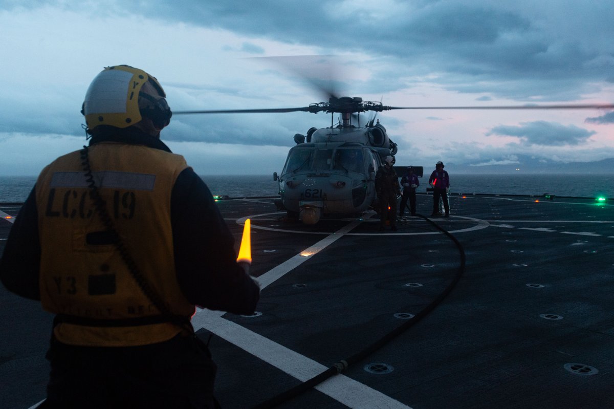 #USSBlueRidge conducts routine flight operations, demonstrating proficiency of @USPacificFleet forward-deployed assets to support operations that deter aggression and maintain freedom of international waterways in the #FreeAndOpenIndoPacific.

📍 #Japan

📸 MCSN Thomas Furnish