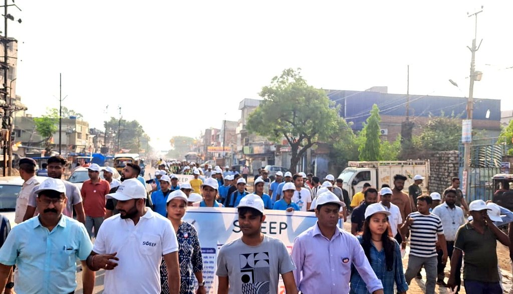 dckoderma's tweet image. मतदाता जागरूकता अभियान।

वोट देना आपकी जिम्मेदारी और अधिकार है।
कोडरमा में मतदान की तिथि - 20 मई

स्वीप गतिविधि अंतर्गत आज प्रातः झुमरीतिलैया स्थित महाराणा प्रताप चौक से लेकर रेलवे स्टेशन तक मतदाताओं को जागरूक करने के उद्देश्य से वॉकथन का आयोजन किया गया।(1/2)
@ceojharkhand