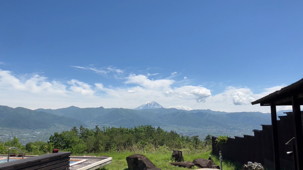 鶴田さんのお墓から近かったので「ほったらかし温泉」にも立ち寄りました 今日は空いてて富士山もよく見えました 水の流れる音とウグイスの声だけを聞きながらボケ〜っと富士山を眺める体験、最高ですよ🗻♨️ あとバイクも最高です🏍️