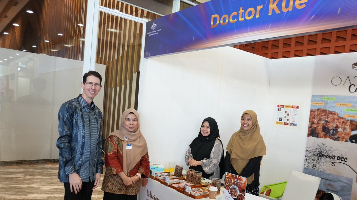 Enak sekali! So great to see our #OZAlum setting up successful F&B booths to exhibit their businesses at our event, with Marble Meats & its signature 🇦🇺 beef, Noice Coffee with inspiration taken from an 🇦🇺style coffeeshop, as well as Doctor Kue who made delicious oatmeal cookies!