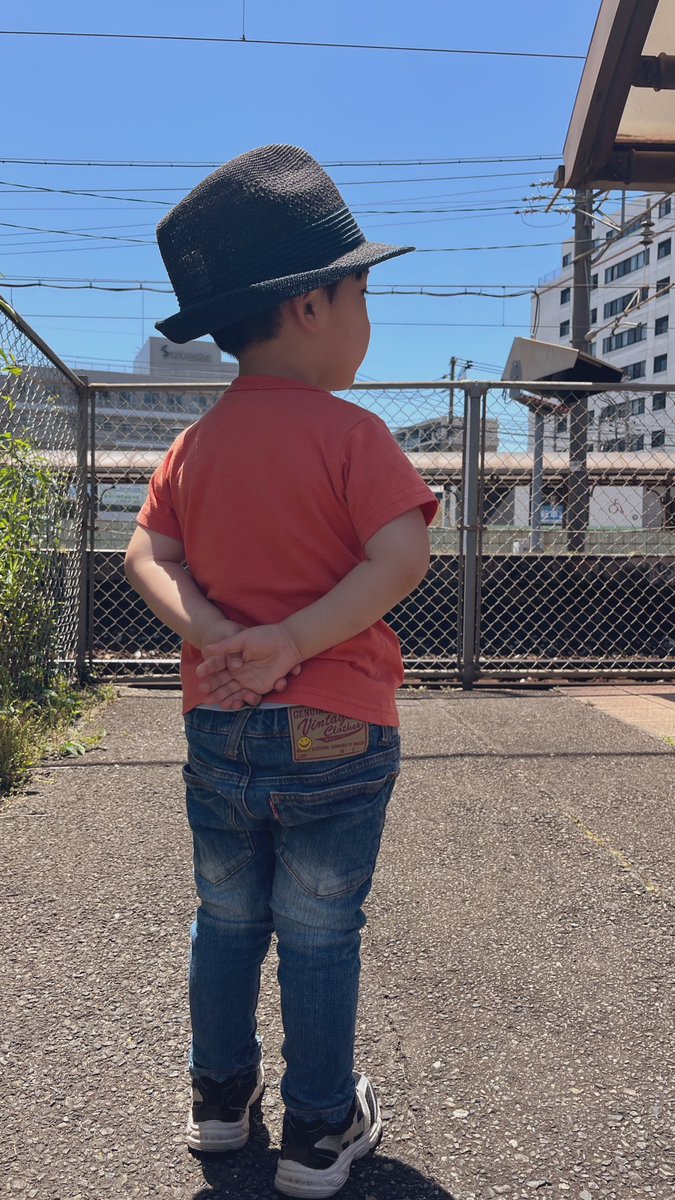 仮面ライダーWの左 翔太郎に憧れる4歳児

姿勢良く電車を待つ🚃