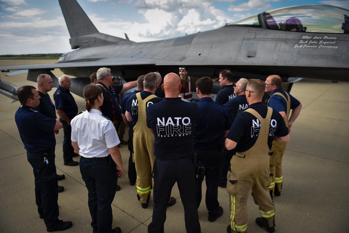 🇺🇸✈️ Yesterday, Airmen and F-16s from @Spangdahlem_AB arrived at NATO Air Base Geilenkirchen to participate in #AstralKnight24

#AK24 is @US_EUCOM’s capstone IAMD exercise focused on incremental development of theatre-wide coalition IAMD capabilities.

@usairforce @NATO_AIRCOM