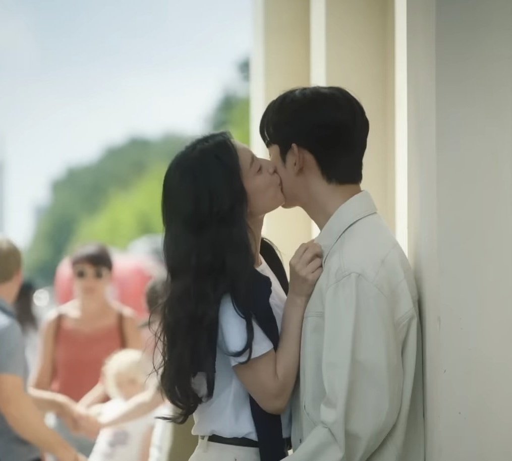 Choco flavored kisses 🤭🍦
#KimJiWon
#KimSooHyun 
#QUEENOFTEARS