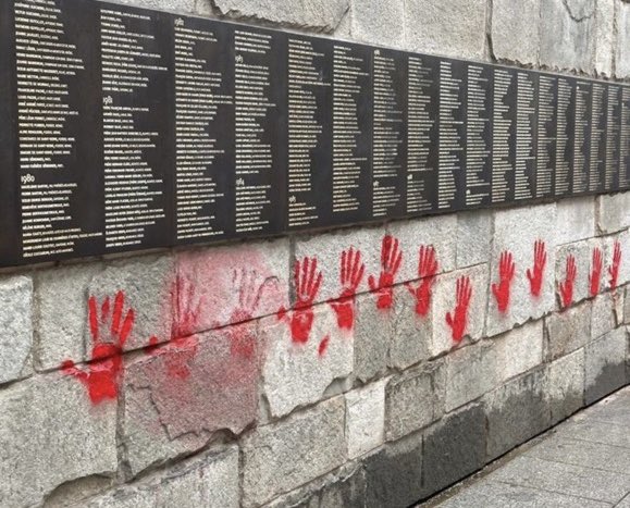 🇫🇷 FLASH | Le mur des Justes du mémorial de la Shoah, où sont inscrits les noms de plus de 3 900 personnes qui, au péril de leur vie, ont contribué au sauvetage des Juifs en France pendant la Seconde Guerre mondiale, a été vandalisé.