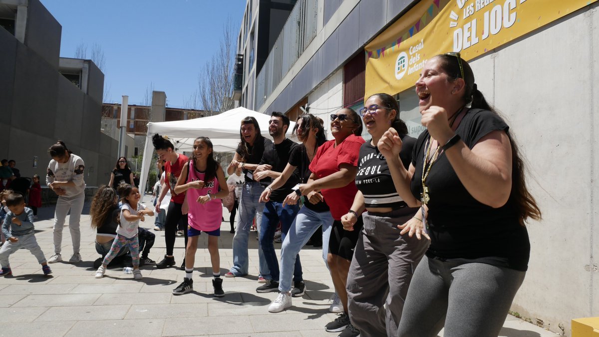 🥳 Així de bé ens ho vam passar a la festa d'aniversari del Casal a @cinfants_BesosN! Va ser un matí ple d'activitats i música, i de ballar molt!💃 La pròxima, a @cinfants_stco. 🗓️ dissabte 1 de juny ⏰ 10-14 h 📍 c. Pirineus 32, Santa Coloma de Gramenet