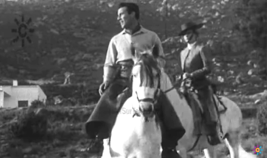 #14deMayo 1959 Victoriano Valencia confirma su alternativa. Recordamos al #torero por aquellas fechas en su finca de Jaén montando a caballo con la duquesa de Alba @canalsur youtu.be/lhbRpO9I41A?t=8 @tpt_tv @eromerotpt @TodoCaballoCSTV @uniondetoreros