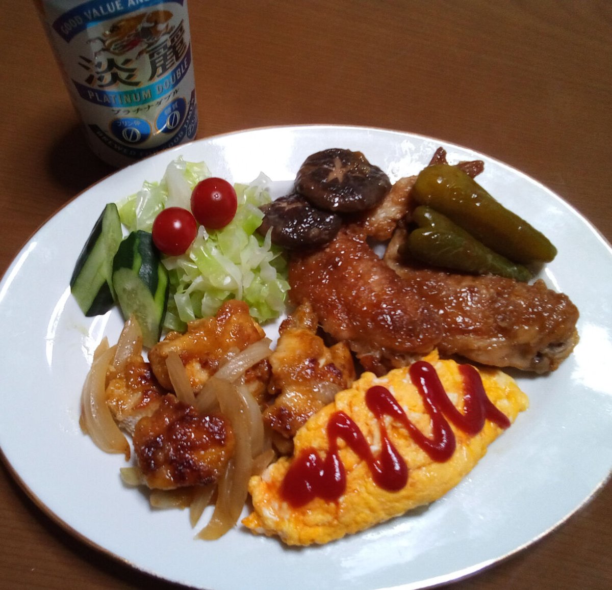 こんばんは 今日も一日お疲れ様でした 今夜のお家ご飯は手羽先の ポン酢焼きとフワオムレッ、 マグロのカレー風味ソテーです 今からビールとで　頂きます。