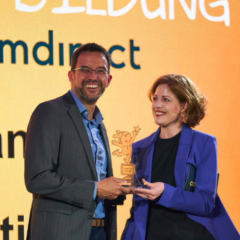 goldeneblogger's tweet photo. Das Thema Finanzen spielt für uns alle eine große Rolle.
Das weiß auch Saidi Sulitatu, der Kopf von @finanztip. Der #GoldeneBlogger in der Kategorie "Finanzielle Bildung" geht dieses Jahr an ihn.
Überreicht von Sabine Schoon-Renné, der Vorständen der @comdirect. https://t.co/sXEtLSnwwO