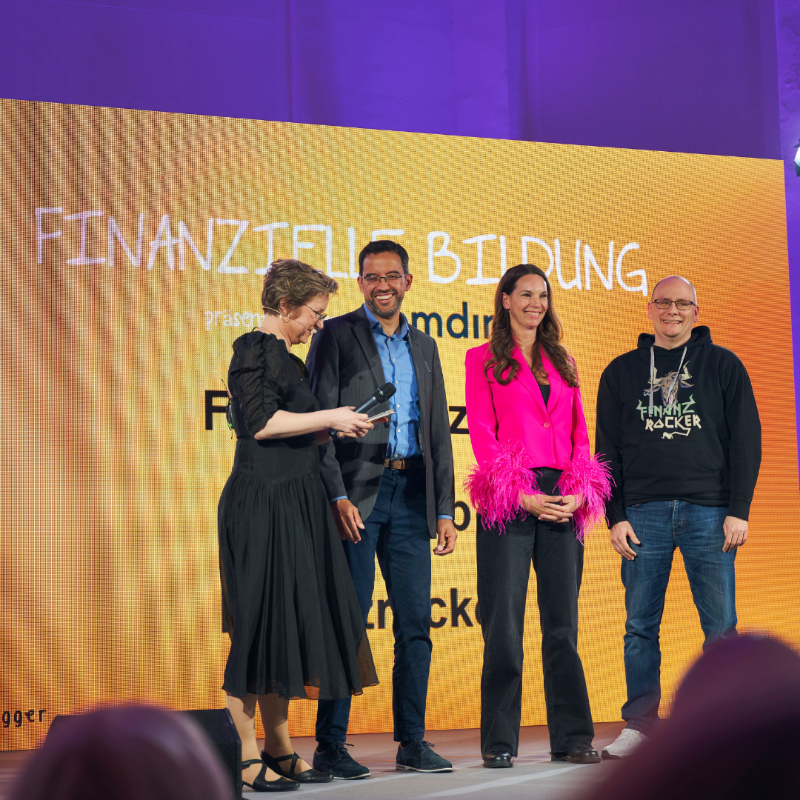goldeneblogger's tweet photo. Das Thema Finanzen spielt für uns alle eine große Rolle.
Das weiß auch Saidi Sulitatu, der Kopf von @finanztip. Der #GoldeneBlogger in der Kategorie "Finanzielle Bildung" geht dieses Jahr an ihn.
Überreicht von Sabine Schoon-Renné, der Vorständen der @comdirect. https://t.co/sXEtLSnwwO