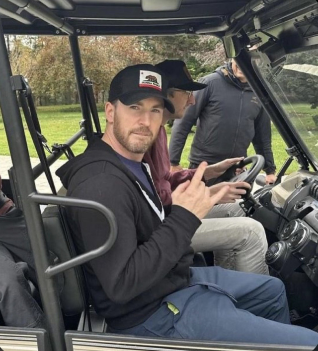 Chris Evans & Ana De Armas Stan tweet media