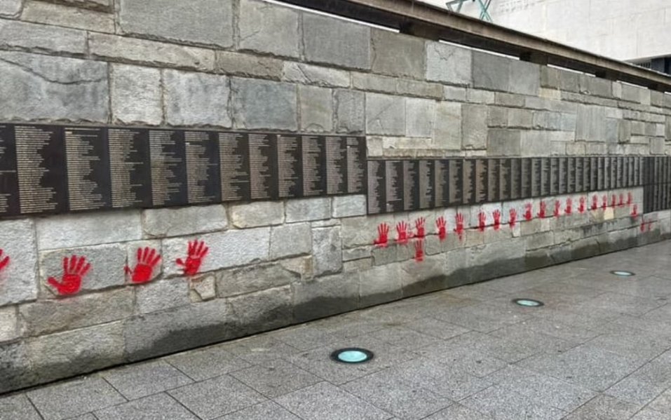 Aucun tag, aucun symbole antisémite n'est tolérable mais certains font plus de mal que d'autres : hier soir, des mains rouge-sang, ont été peintes sur le Mur des Justes au Mémorial de la Shoah. Quels que soient les auteurs, cette dégradation du Mémorial de la Shoah, symbole des