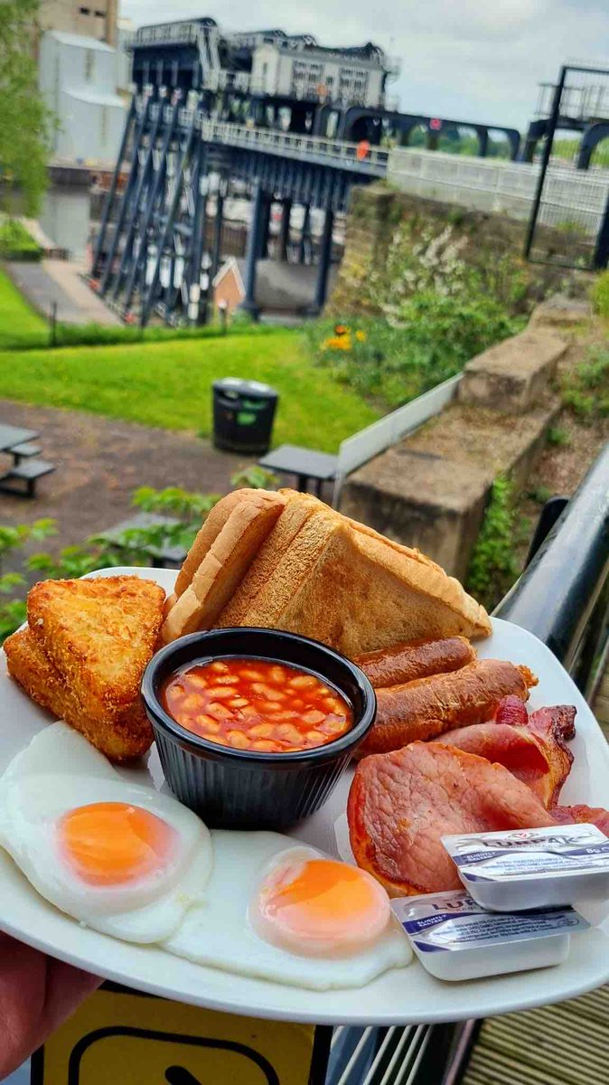 The sun may have disappeared for now but our oven is on & the team are ready to serve you a delicious breakfast so come down to our coffee shop & treat yourself! 😋 📸 Full Boaters Breakfast £8.00 🍳 Served until 12pm 🍳 #AndertonLift #CanalRiverTrust #LifesBetterByWater