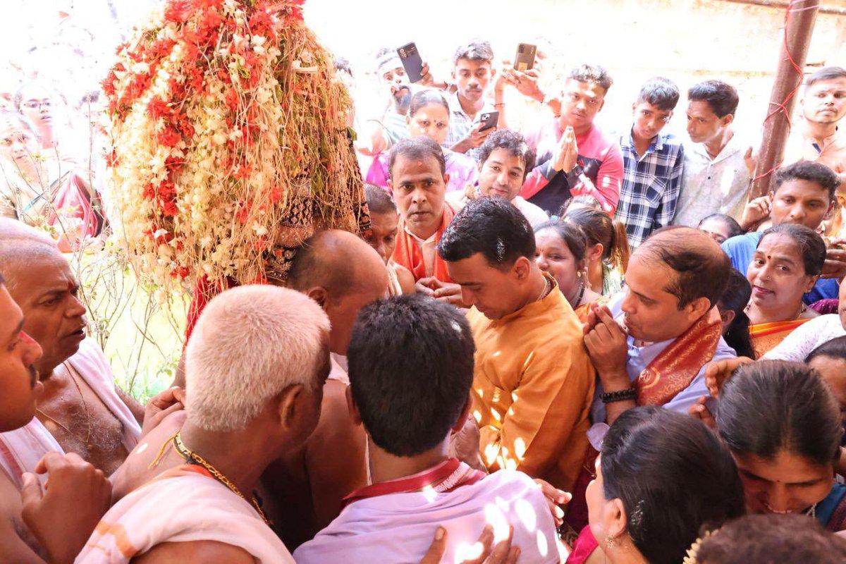 Visited and offered prayers at Shri Devi Lairai at Shirgao during the Jatrotsav. Prayed for the peace, prosperity, and happiness of the people of Goa.