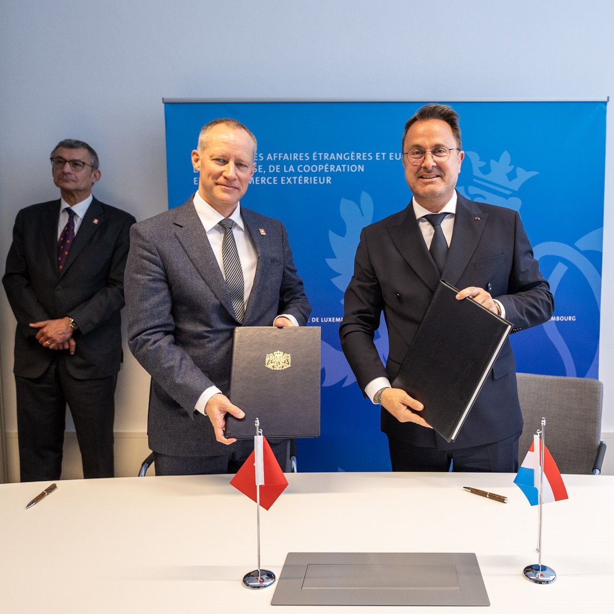 Unterzeichnung Informationsschutzabkommen mit #Luxembourg: Staatssekretär für Sicherheitspolitik Dr. Markus Mäder & @Xavier_Bettel schaffen die Grundlage für den Austausch von klassifizierten Informationen nach internationalem Standard. bit.ly/3wEYYCQ #Cyber #Sicherheit