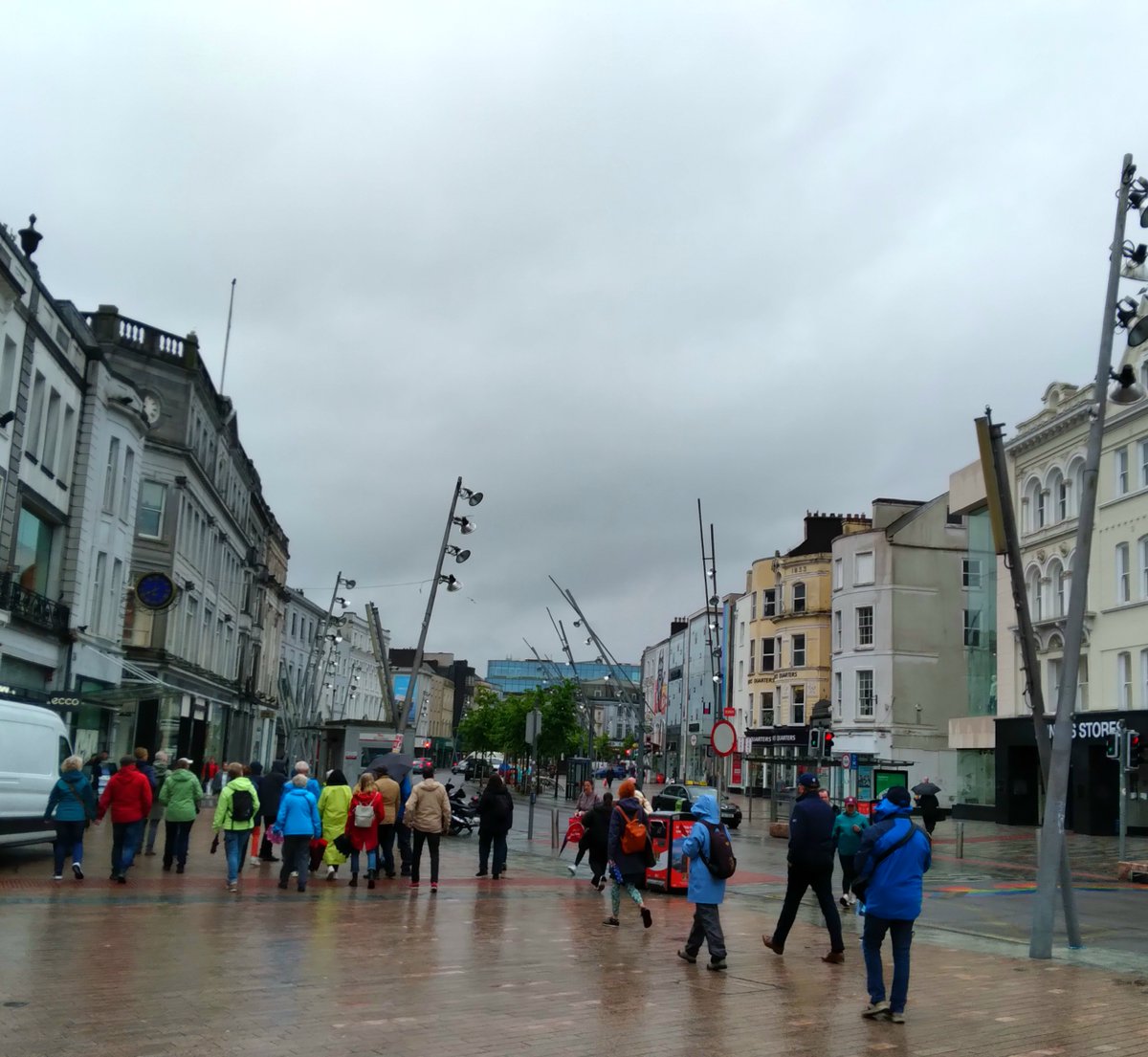 ☔️ Tour groups making the most of Leeside in the rain today - fair play to them We're set for more showers over the next few days | corkbeo.ie/news/local-new…
