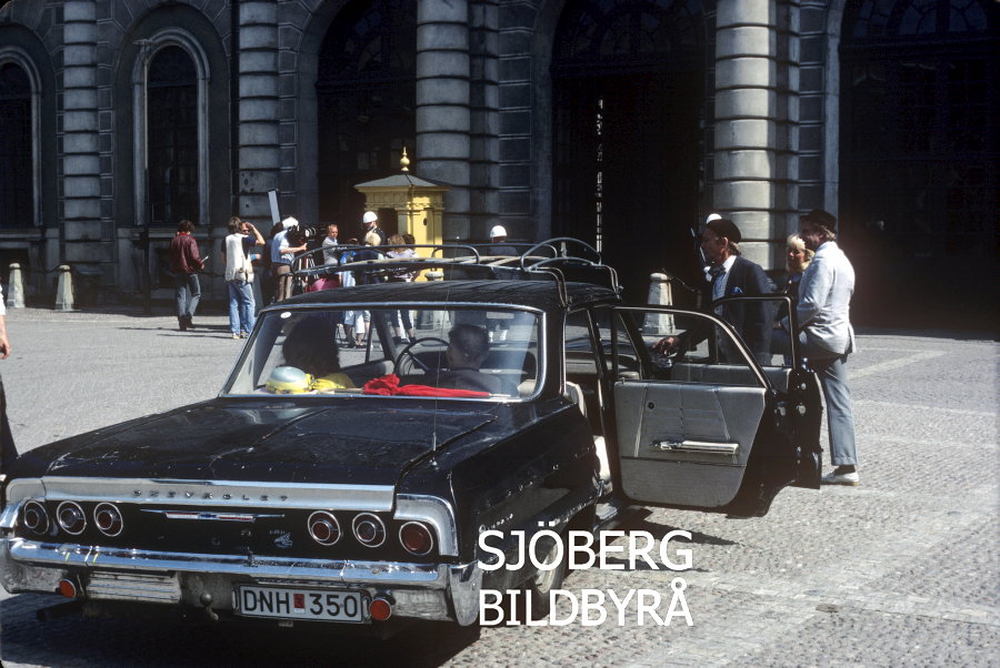Sjobergbild's tweet image. Den Chevrolet Impala 1953 som Jönssonligan använde i filmerna står gömd i ett hemligt museum. Där finns också annan rekvisita från filmerna; Sickans basker och glasögon, liksom kläderna från Ragnar Vanheden. 
Det museet skulle jag vilja besöka.

#film #bil Foto Åke Cyrus 1984
