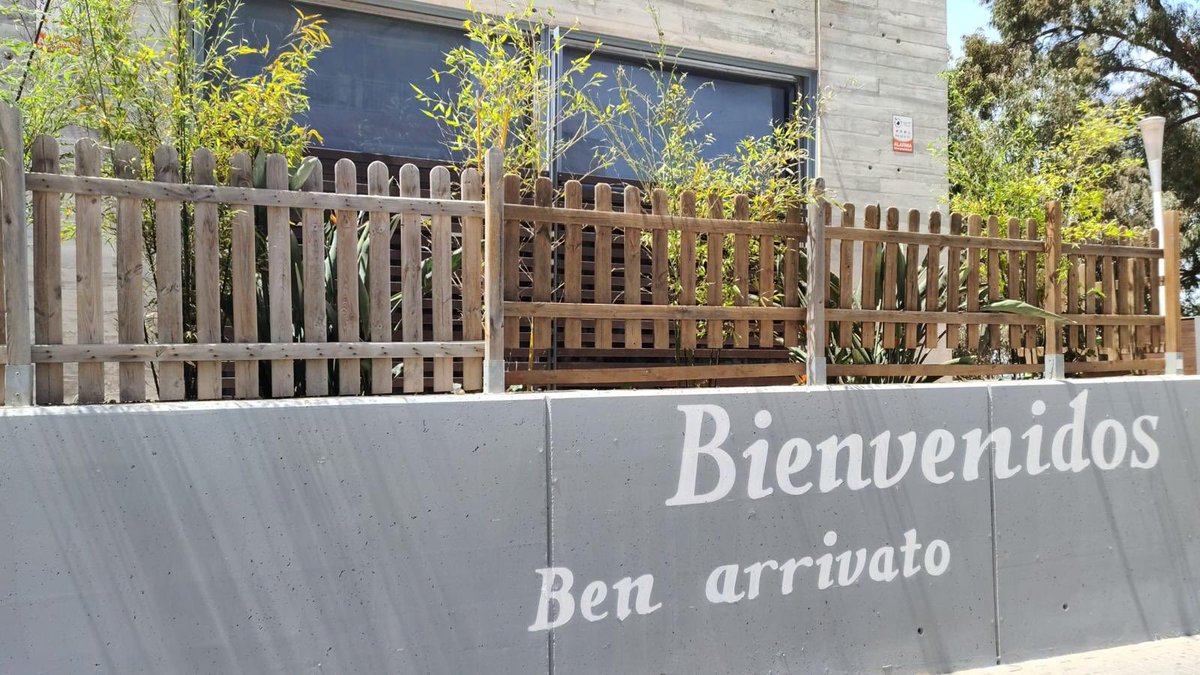 Trabajos de mejora en los aledaños de la estación de autobuses y centro juvenil, con la participación de los alumnos del ciclo de Jardinera y Floristería del IES les Dunes #Guardamar #Juventud #Transportes #Educación @Guardamar_Ayto