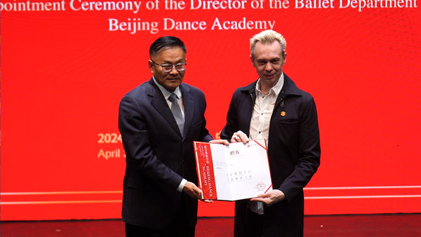 Celebrate #culturalexchange! Austrian ballet dancer and choreographer Vladimir Malakhov has been appointed as the first non-Chinese dean of the ballet department at the Beijing Dance Academy.👏✨ #SpotlightBeijing #AmazingBeijing #CulturalBeijing #InternationalBeijing