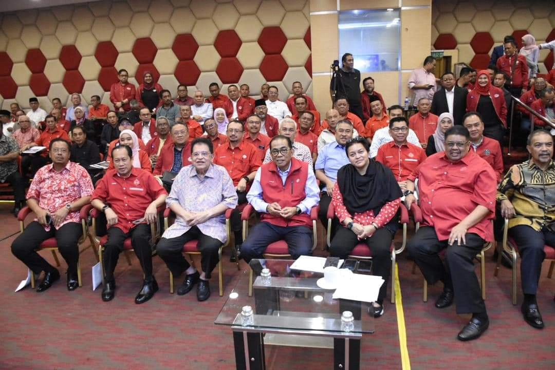 Pagi tadi dlm Mjls Pelancaran Jelajah Penerangan UMNO - Kaukus 3P - War Room UMNO. Tekad terus bekerja demi perjuangan agama, bangsa &amp; negara. Pentingnya gerak kerja dari pusat utk dibawa ke bhgn &amp; difahami akar umbi, moga bersemarak UMNO. Kita 'Bersatu, Bersetia, Berkhidmat'.