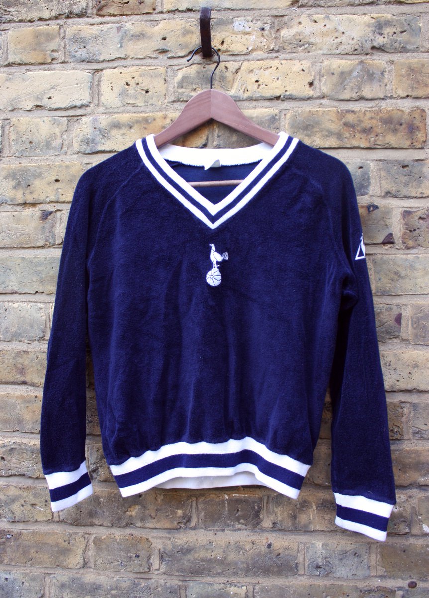 @SpursShirt @EmiratesFACup @lecoqsportif @SpursOfficial II've got two of these Le Coq sweaters from that era — all their designs for Spurs were great.

Both having cockerel logos and  both being founded in 1882 is surely a unique bit of sporting 'brand synergy'.