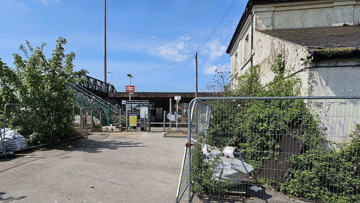 Newhaven Harbour ✅️

20 years ago, this station boasted over 100k users a year. These days it's just 20k (anyone know why?)

It's not hard to believe when you walk to the station - at the end of a quiet, run down road with a disused house to welcome passengers...

7/100