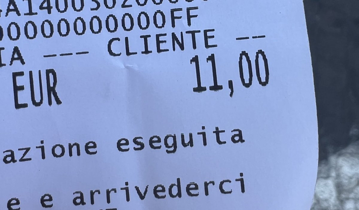 All’arrivo il tassametro segna 10.45 -Vorrei pagare con carta [Sbuffa] -Deve aspettare che accenda il POS… contante non ce la fate? [e intanto non blocca tassametro] -Eh no, carta grazie Continua a non bloccare il tassametro, quindi nel pos digita la cifra di 11€ Simpatia