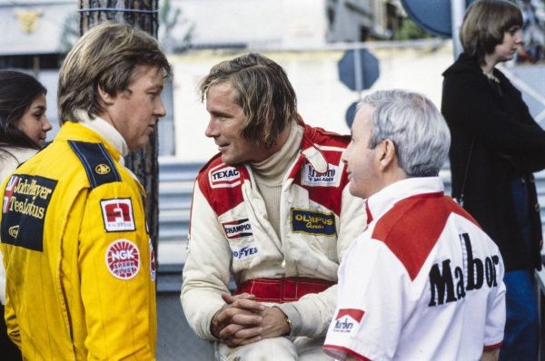 Monaco Grand Prix 1978 Ronnie Peterson talking with Teddy Mayer and James Hunt. The 75-lap race was won by Frenchman Patrick Depailler, It was Depailler's first Formula One victory in his 69th Grand Prix. Niki Lauda finished second with Jody Scheckter third. 📸 David Phipps