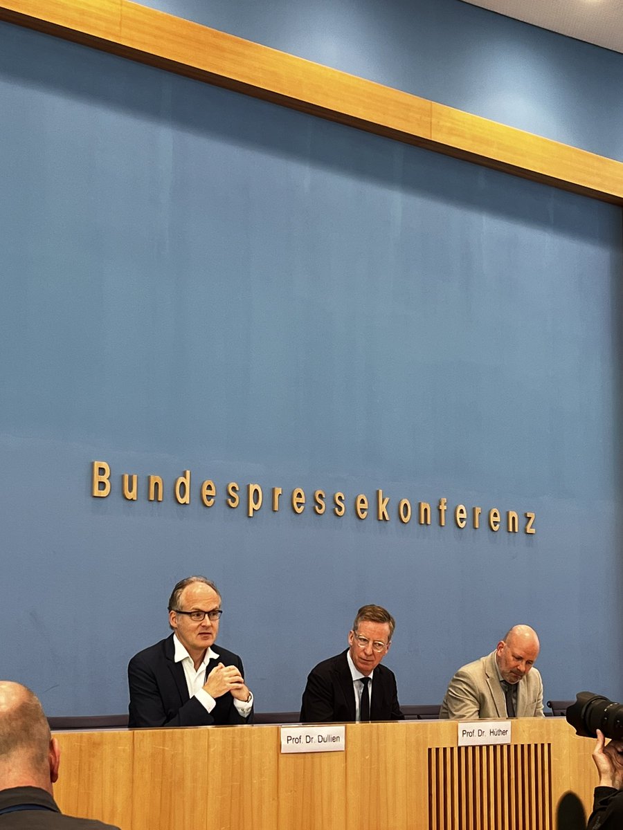 600 Milliarden Euro an zusätzlichen öffentlichen #Investitionen braucht das Land über die kommenden 10 Jahre. Das zeigt Studie, die @IMKFlash & @iw_koeln in der Bundespressekonferenz vorstellen. Wofür im Detail & wie das trotz #Schuldenbremse gehen kann 👉 boeckler.de/de/pressemitte…