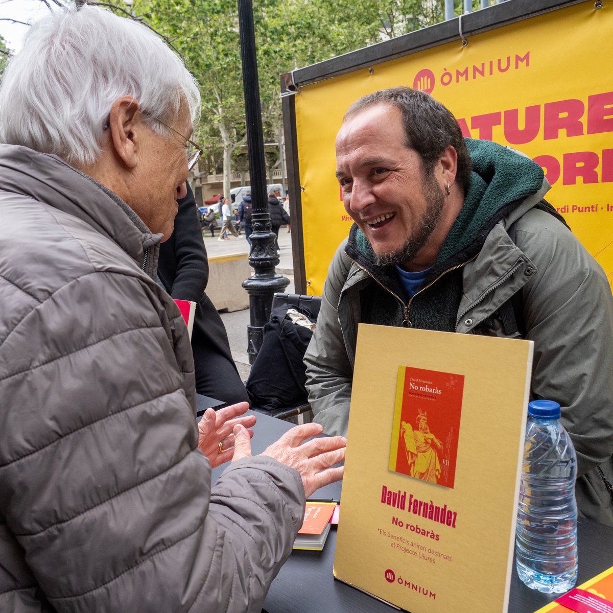 Tant de bo fos #SantJordi cada dia! 🧡📚 ✍️ David Fernández (@HiginiaRoig) ha publicat recentment el llibre 'No robaràs' on aborda qüestions com la crisi de l'habitatge o l'emergència climàtica. Els beneficis van destinats al #ProjecteLliures. 📲 botiga.omnium.cat/36-projecte-ll…