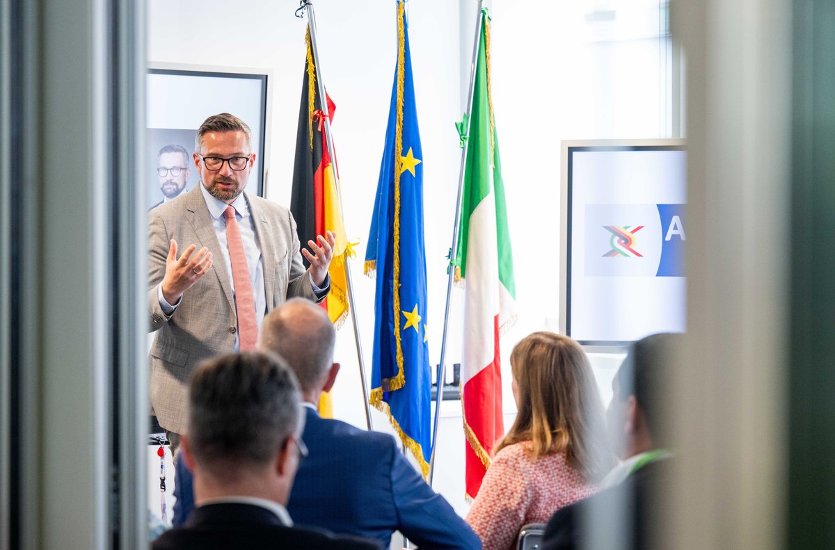 🇮🇹💡 #Sachsen|s Wirtschaftsminister @MartinDulig besucht vom 13.-16. Mai mit einer 25-köpfigen Delegation Norditalien, um die wirtschaftlichen Beziehungen zu stärken. Die Reise, organisiert von der Wirtschaftsförderung Sachsen, führt in die Regionen Lombardei und Emilia-Romagna.