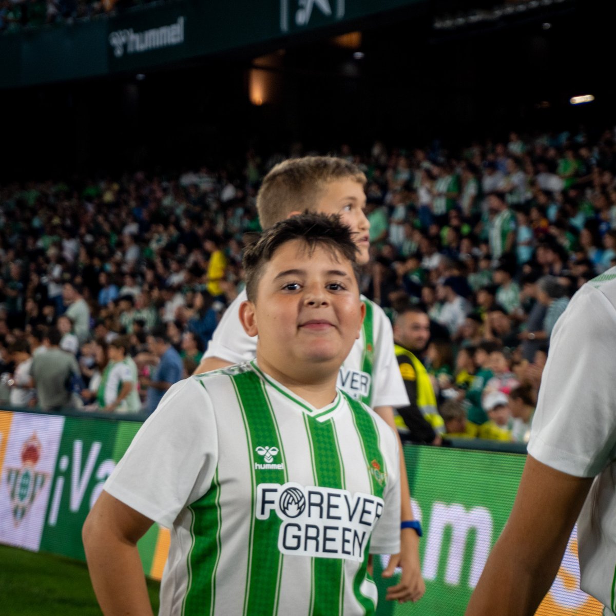 ¡Cómo disfrutaron los niños de la Escuela Betis durante su presentación en el Estadio Benito Villamarín! 💚 Hay imágenes que valen más que mil palabras ☺️✌️