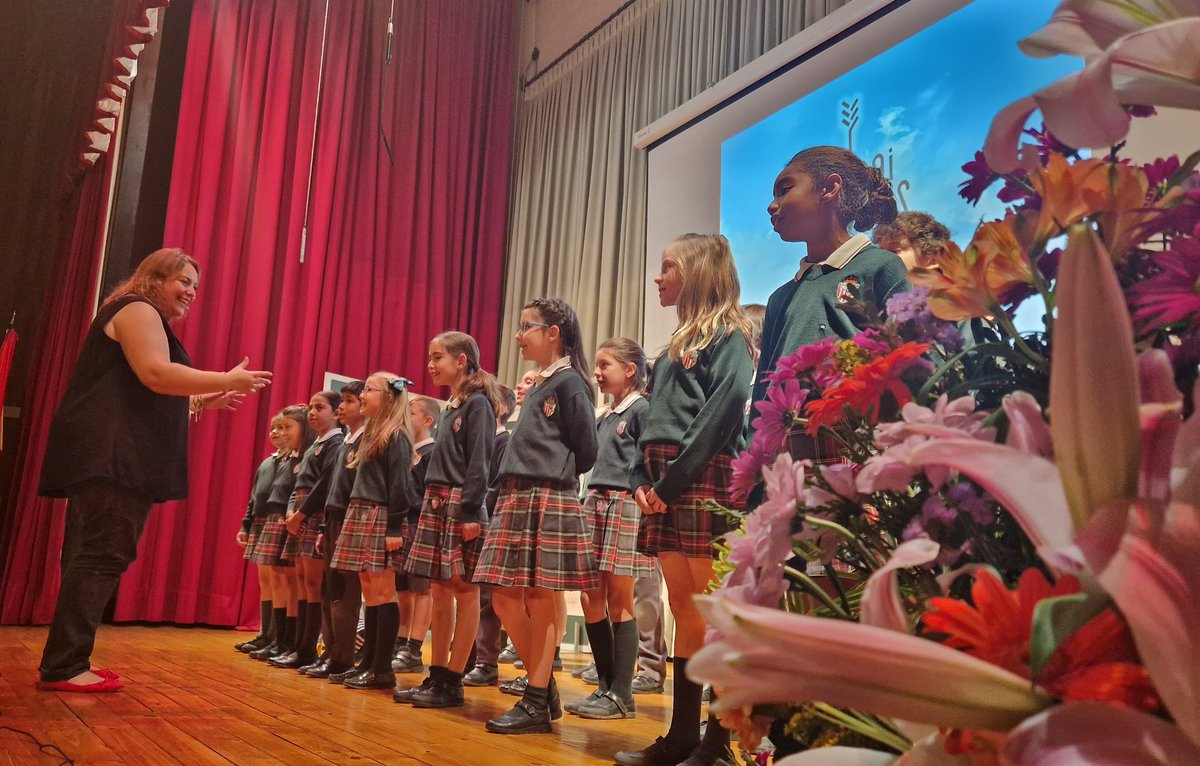Graciela G.Oyarzabal 🧡 (@gracielaecm) on Twitter photo Increíbles actuaciones de <a href="/colegio_sscc/">Colegio SSCC MH</a> <a href="/irlandesassoto/">Colegio Irlandesas El Soto</a> Colegio Sagrados Corazones (Villaverde) y <a href="/CristoReyEcr/">Colegio Cristo Rey</a> en el VII Certamen de Corales Escolares de <a href="/ARTESecm/">ARTESecm</a> <a href="/ecatolicmadrid/">Escuelas Católicas Madrid</a> en colaboración con <a href="/AnayaEducacion/">Anaya Educacion</a> Bravo!!! 👏 Increíbles actuaciones de <a href="/colegio_sscc/">Colegio SSCC MH</a> <a href="/irlandesassoto/">Colegio Irlandesas El Soto</a> Colegio Sagrados Corazones (Villaverde) y <a href="/CristoReyEcr/">Colegio Cristo Rey</a> en el VII Certamen de Corales Escolares de <a href="/ARTESecm/">ARTESecm</a> <a href="/ecatolicmadrid/">Escuelas Católicas Madrid</a> en colaboración con <a href="/AnayaEducacion/">Anaya Educacion</a> Bravo!!! 👏