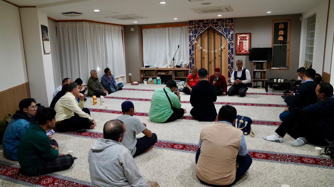 Hari ini saya dan Muslim Care Malaysia Society bertemu pihak pengurusan Kyoto Central Masjid untuk perbincangan berkenaan tadbir urus dan beberapa isu berbangkit terkait penambahbaikan bangunan sedia ada. 

Lokasinya yang berdekatan dengan kawasan tumpuan utama pelancong, boleh