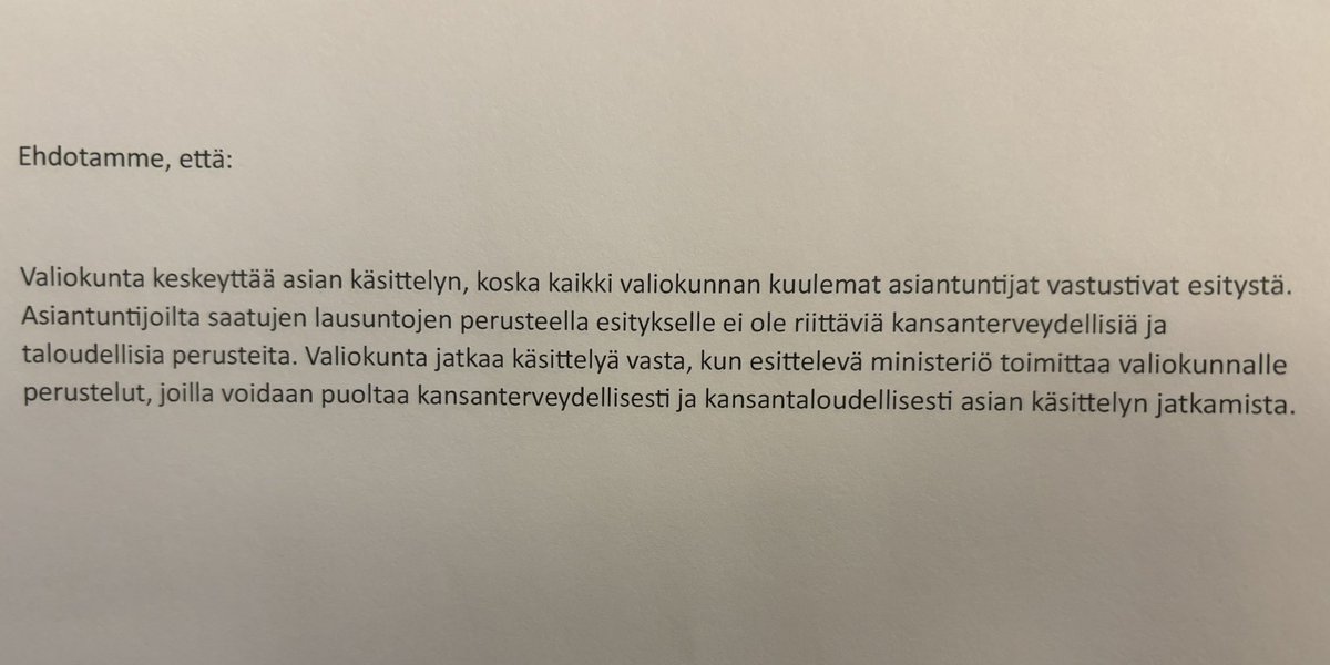 Esitin äsken, että sosiaali- ja terveysvaliokunta keskeyttää alkoholilain käsittelyn, koska kaikki valiokunnan kuulemat asiantuntijat vastustivat hallituksen esitystä. Hallitus jätti asian tänään pöydälle. Asia ratkaistaan huomenna ke klo 9:30 valiokunnan kokouksessa.