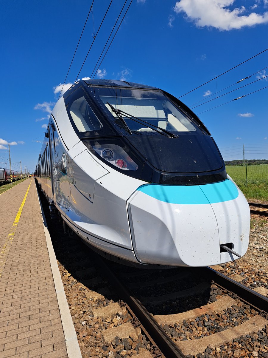 #SNCF En direct du circuit de Velim (République tchèque), le train Oxygène 
@CAF_France
  attendu sur les lignes Intercités Paris-Clermont et Paris-Toulouse en 2027, avec trois ans de retard sur le calendrier initial. Article à suivre @lacr