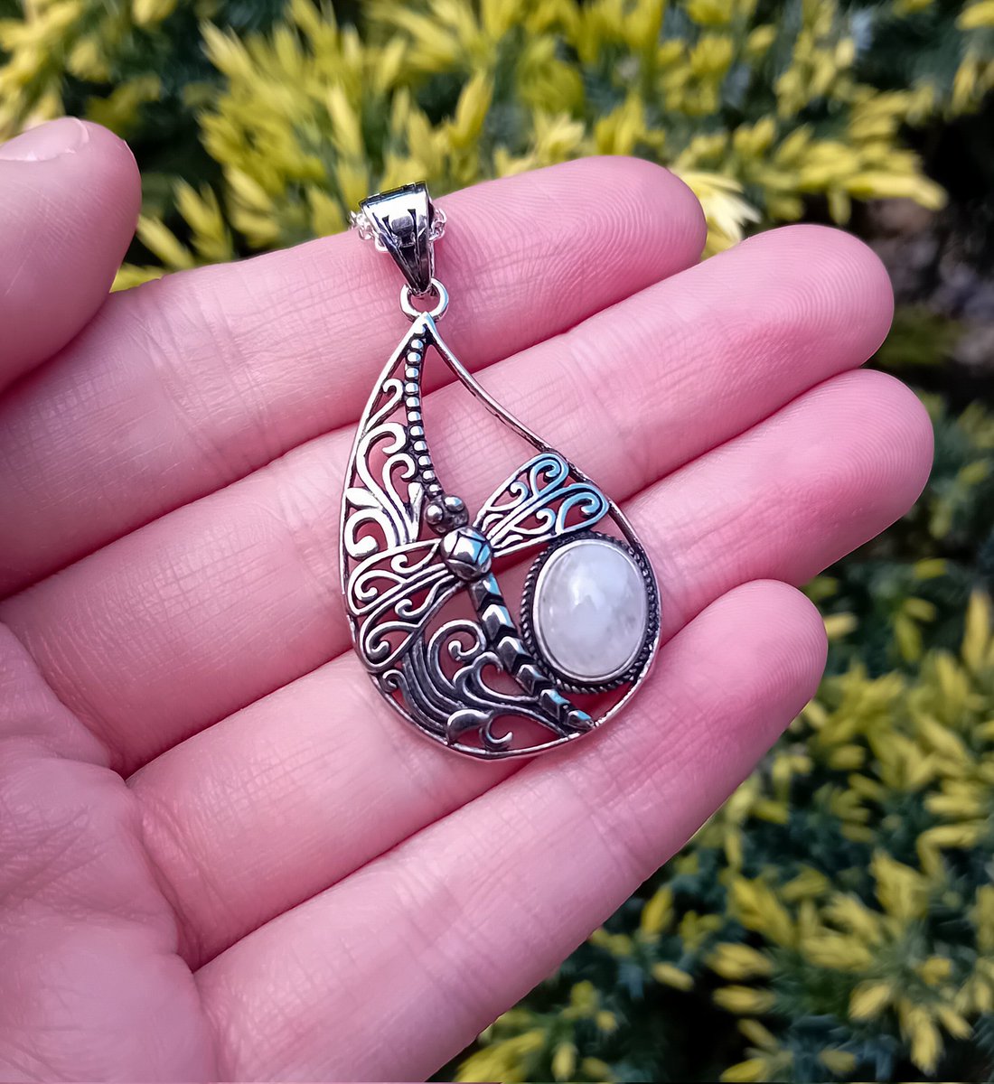 I'm surprised this dragonfly pendant is still flying about on the site 🐉🪰

The stone is moonstone, perfect for promoting emotional balance, reducing anxiety and giving you self assurance. 

£25 posted 💌

#elevenseshour
