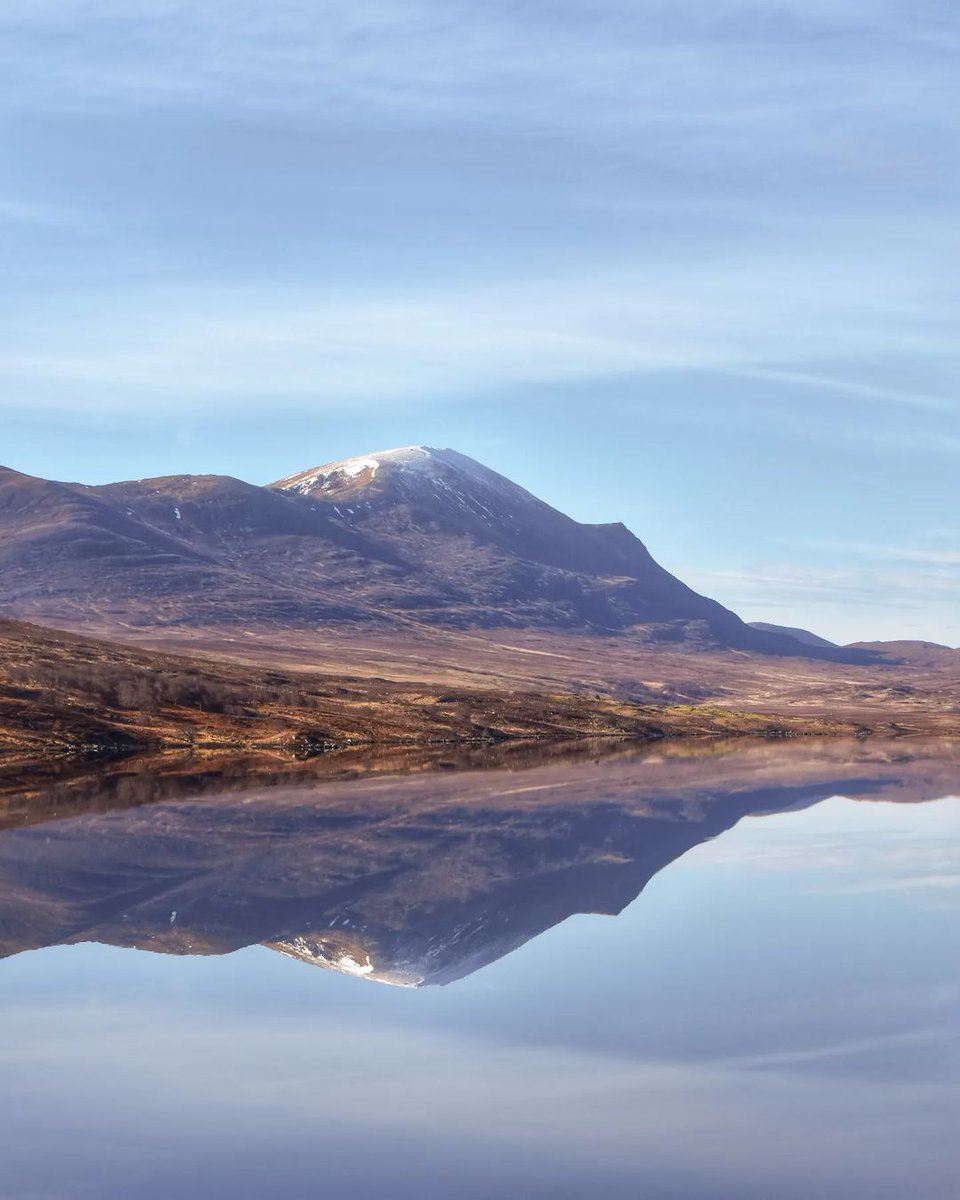 Good Morning from Scotland 🏴󠁧󠁢󠁳󠁣󠁴󠁿 Ben Klibreck/Beinn Clìbric reflecting on Loch Naver at Dawn 📸 Stevie_Skye on Instagram instagram.com/p/C5sh9A3C4NY/…