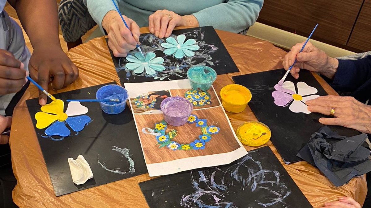 We continued creating fabulous @creativemojo #ForgetMeNot Rings for this week's #DementiaActionWeek2024 promotion. With the residents & staff at @AveryHealthcare #ButlersMews #CareHome #Rugby who also loved painting all these flowers #dementiasupport #CareHomeActivities @ageukcw