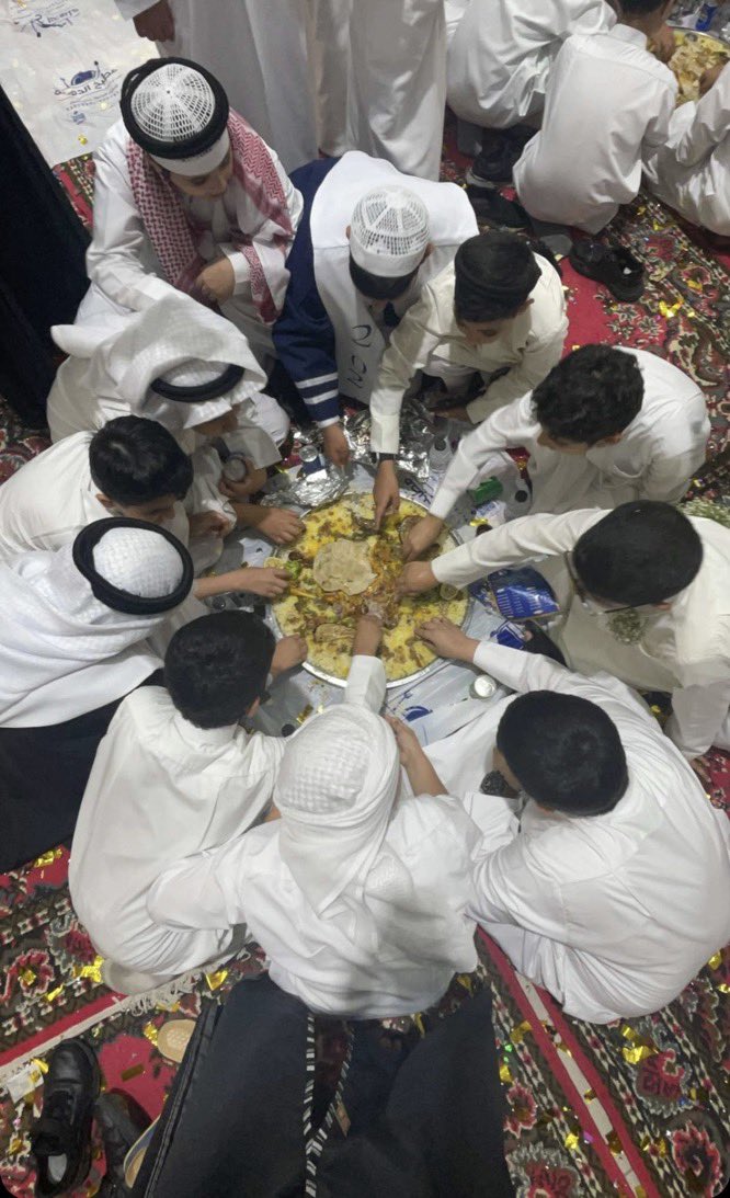 مديرة مدرسة العتيقي -بنين في منطقة الصليبيخات : 
الدكتوره فاطمه العنزي

ذابحه للطلبه خرفان لتخرجهم من الصف الخامس 

مبادره طيبه تستوجب الشكر