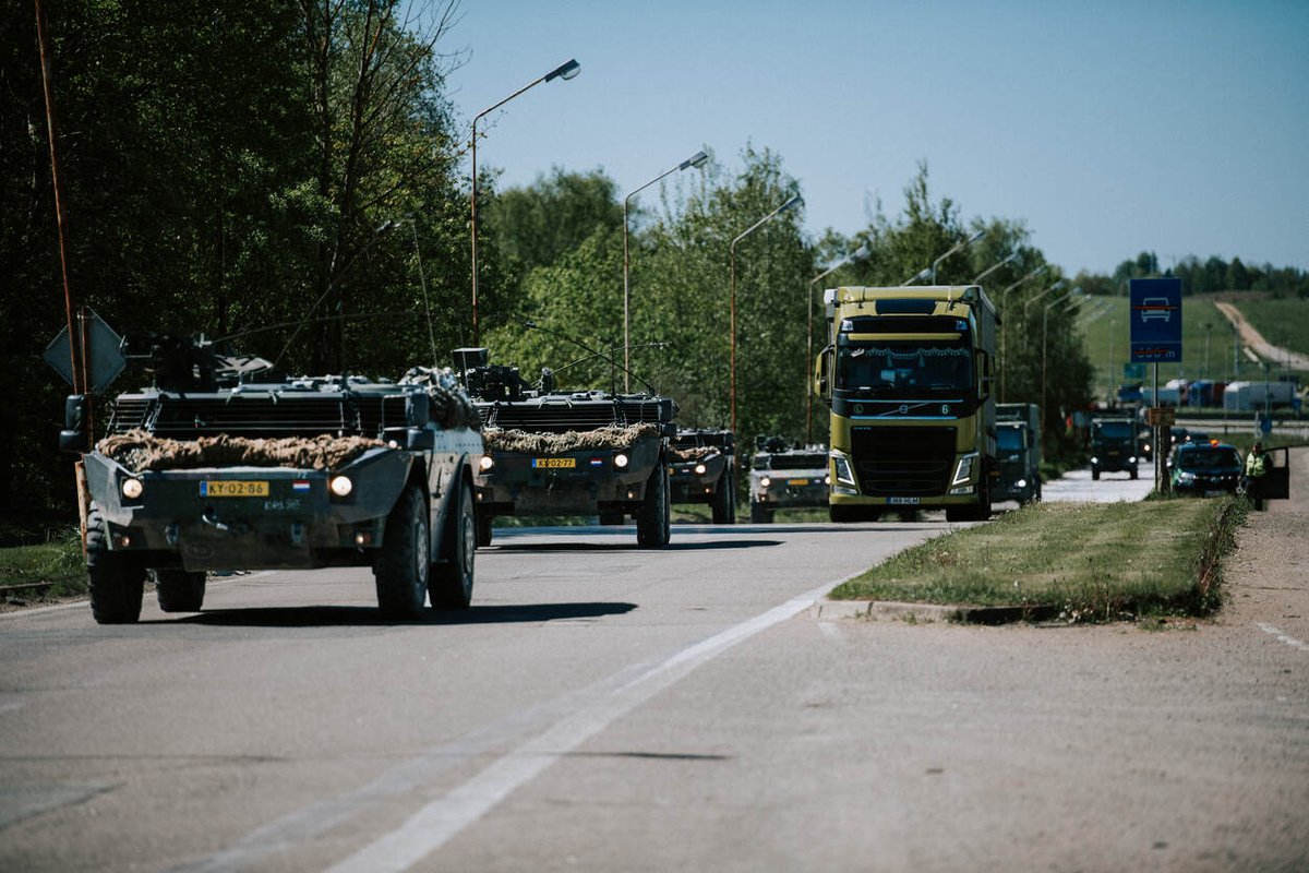 Meer dan 800 militairen en 200 voertuigen van de @landmacht zijn sinds vandaag op Camp Jonas in het Litouwse Kazlų Rūda. 2 konvooien slaagden erin de lange afstand vanuit Duitsland door complex terrein binnen enkele dagen te overbruggen: defensie.nl/actueel/nieuws…