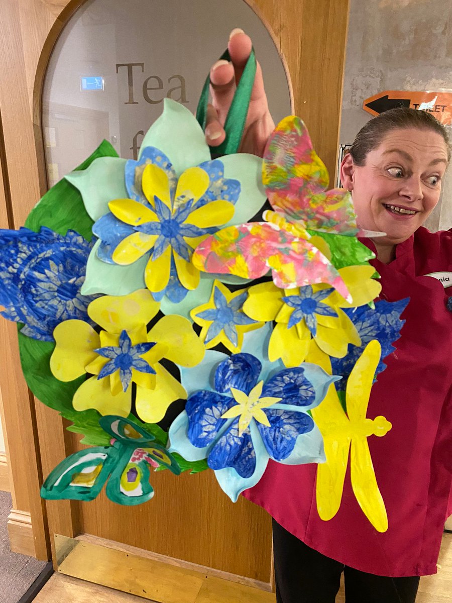 Busy Monday creating fabulous @creativemojo #ForgetMeNot Rings for this week's #DementiaActionWeek2024 promotion. Firstly the residents & staff at @Hallmarkcare #AnyaCourt #CareHome #Rugby loved painting all these shades of blue #dementiasupport #CareHomeActivities @ageukcw