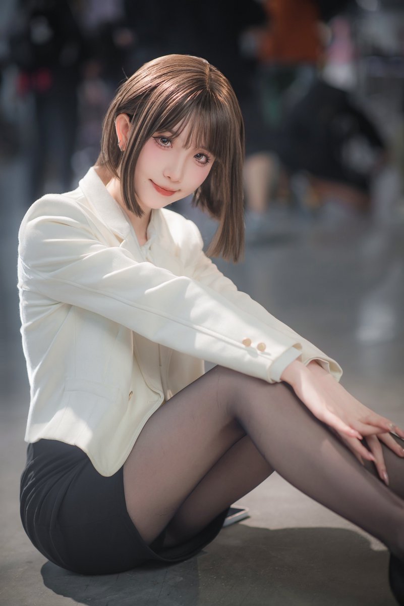 ssf91ss's tweet image. 出镜：樱桃在不在 
这黑丝OL制服 真好看2
 #cos #黑丝 #黑丝美腿 #美腿 #OL制服 #职业装 #美女