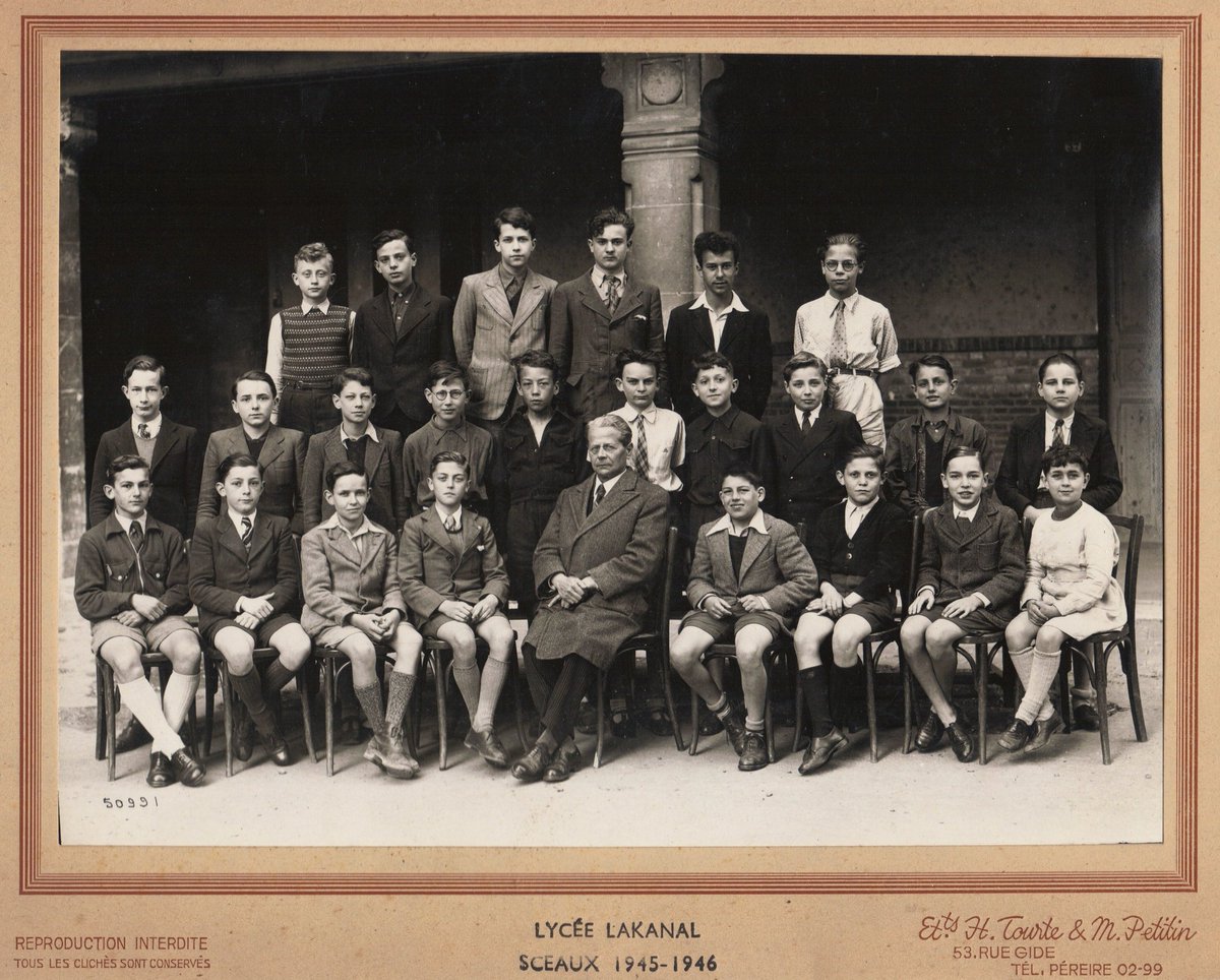 1945, lycée Lakanal à Sceaux (92) où mon grand-père était élève (1er rang, 2e à gauche).

2024, même lycée : 'journée tous en jupes, même les garçons, pour soutenir la cause des femmes'.

😮‍💨