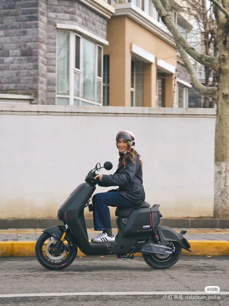 Scooters can be sexy too! 
#greenmobility #urbanlife #electricvehicle #ecofriendly  #citylife  #scooterlife