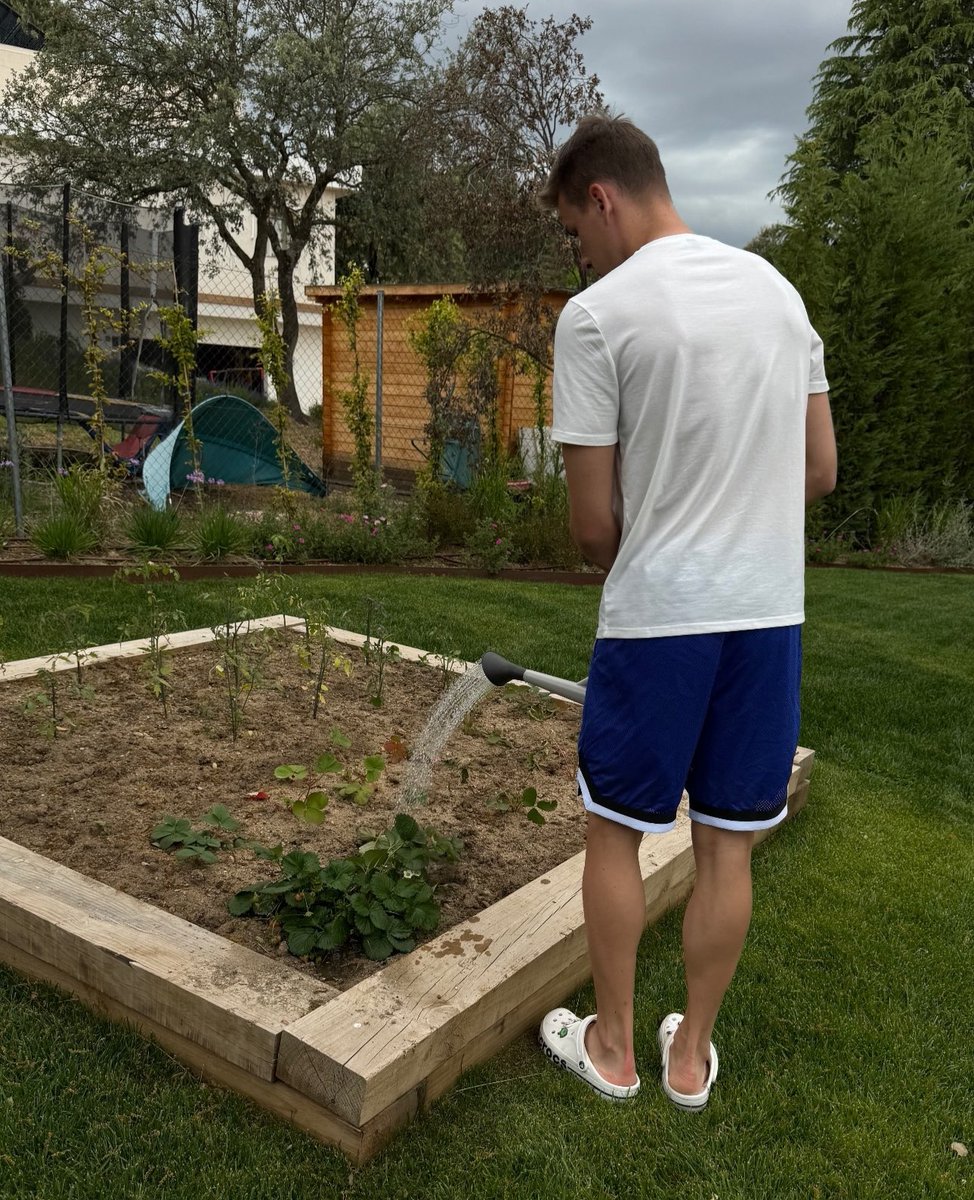 أندري لونين يسقي الزرع في حديقة منزله. 🪴