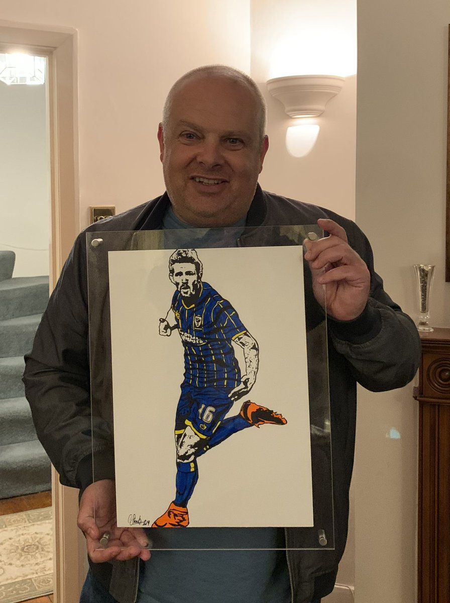 @AFCWimbledon @TomBeere A couple of artworks I had commissioned to commemorate Tom’s goal. Massive thanks to @CarlBourkeArt and @ArtBy_Charlie - @Beero67 looking a very proud dad holding the artwork by Charlie. Proud of you @TomBeere ❤️